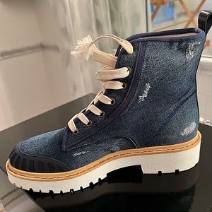 HOGAN ALERT! Hogan distressed ink blue denim ankle boots! WORN ONCE!
Size US 10